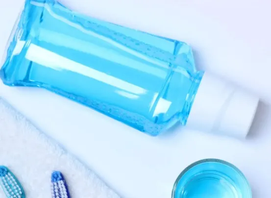 Jakie płukanki najlepiej odświeżają oddech u osób noszących aparat ortodontyczny?