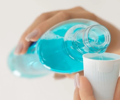 Które płukanki pomagają w redukcji osadu nazębnego u osób z aparatem?